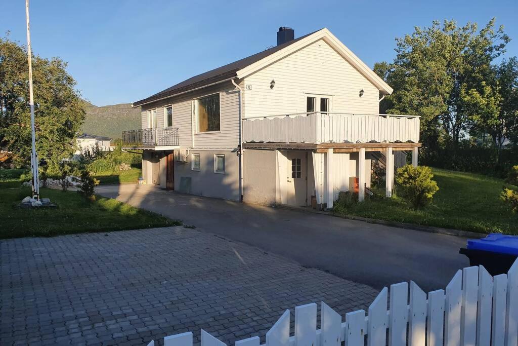 Appartamento Hus Sentralt I Lofoten Leknes Esterno foto